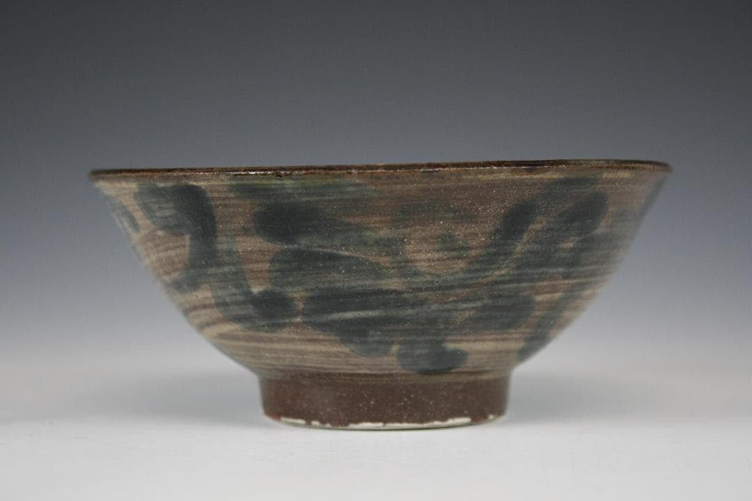 壺屋焼 人間国宝 金城次郎 作　呉須唐草四寸茶碗（重ね焼）