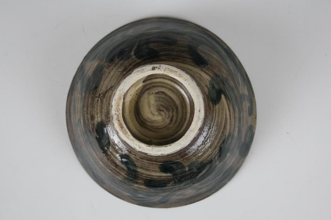 壺屋焼 人間国宝 金城次郎 作　呉須唐草四寸茶碗（重ね焼）