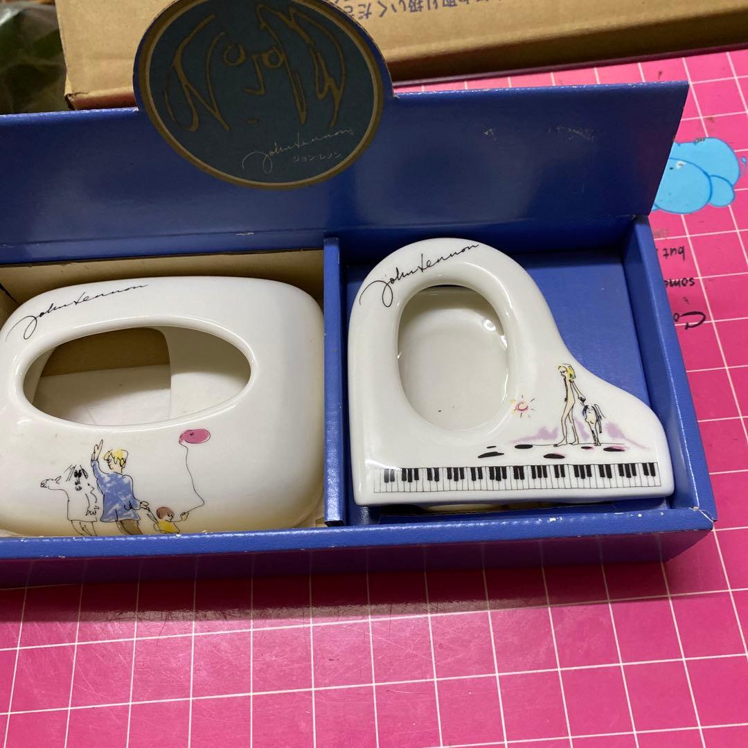 ジョンレノンの陶器のティッシュケースと写真ケース