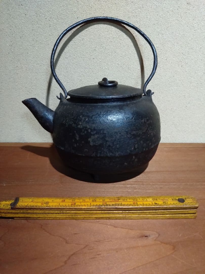 鉄の古民具 古鉄三足付 湯釜 鉄瓶 ヤカン 水注