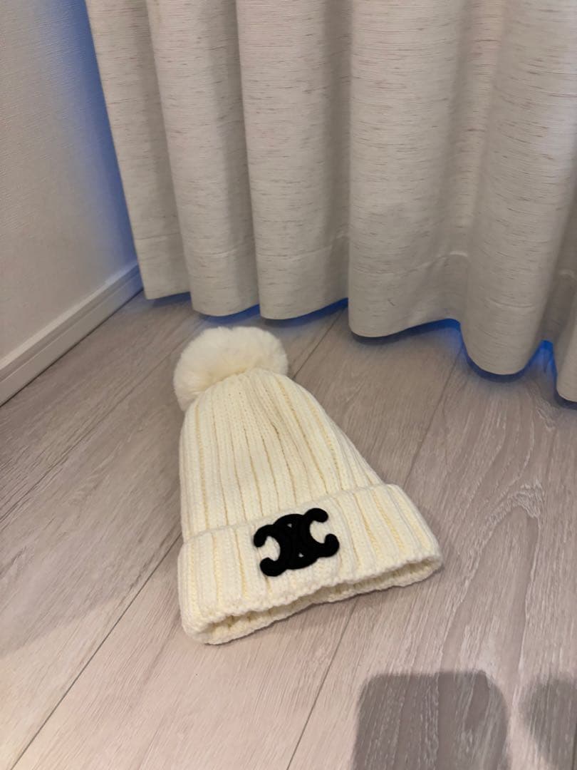 CELINE アイボリー ポンポン付きニット帽
