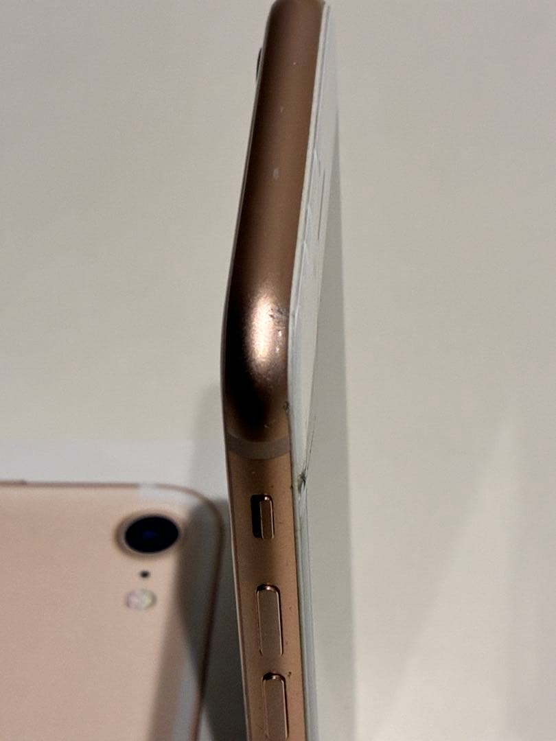 iPhone8 64GBゴールド 、画面、背面にひびあり