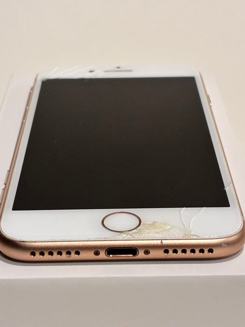 iPhone8 64GBゴールド 、画面、背面にひびあり