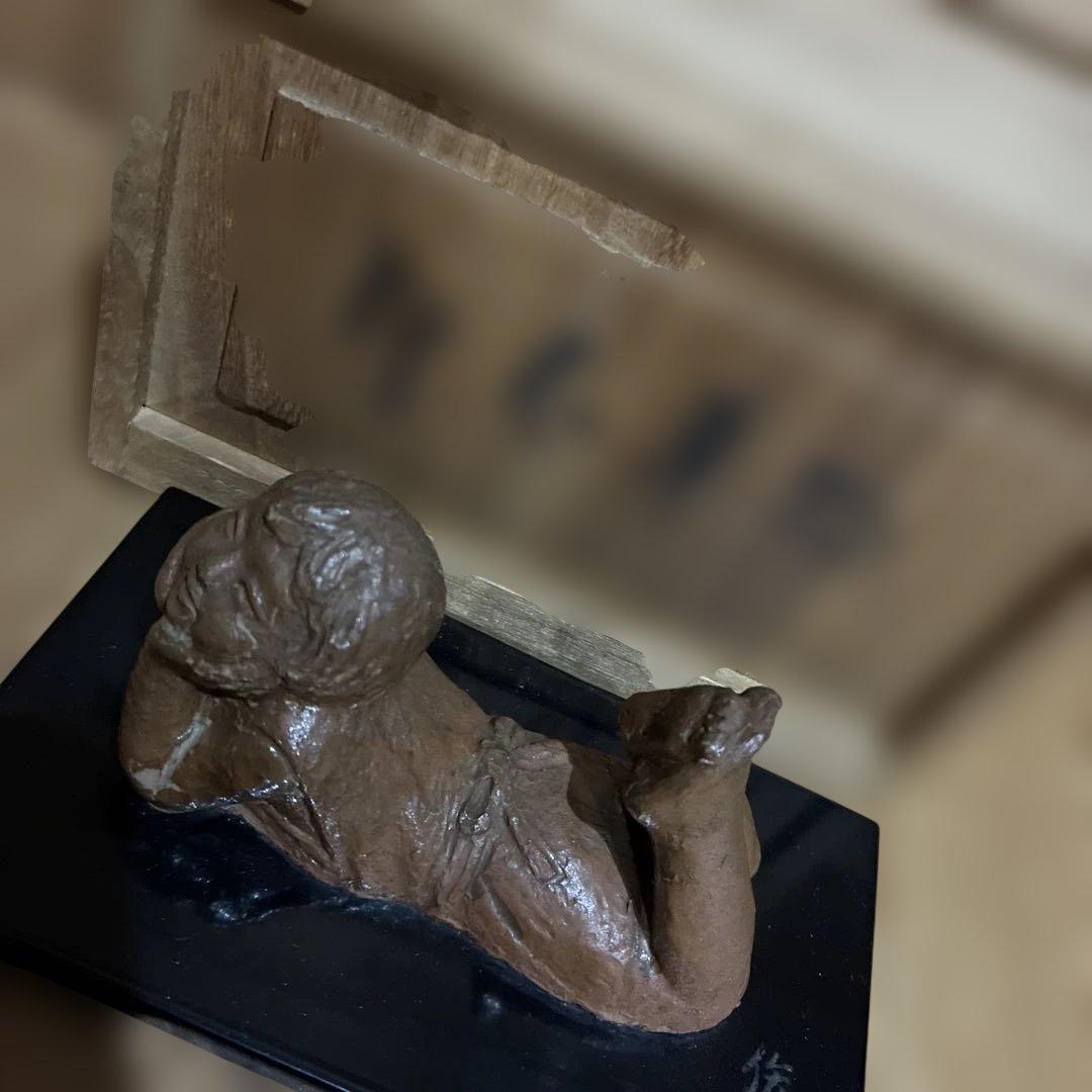 彫刻家 上條俊介作 ブロンズ製　ものぐさ太 郎像 漆板