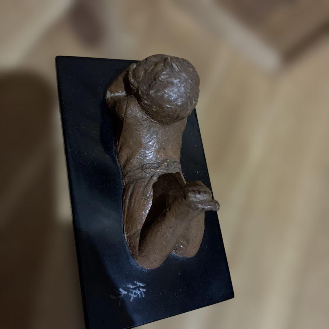 彫刻家 上條俊介作 ブロンズ製　ものぐさ太 郎像 漆板