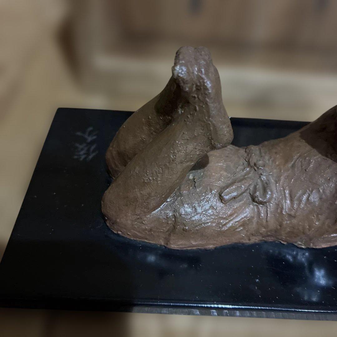 彫刻家 上條俊介作 ブロンズ製　ものぐさ太 郎像 漆板