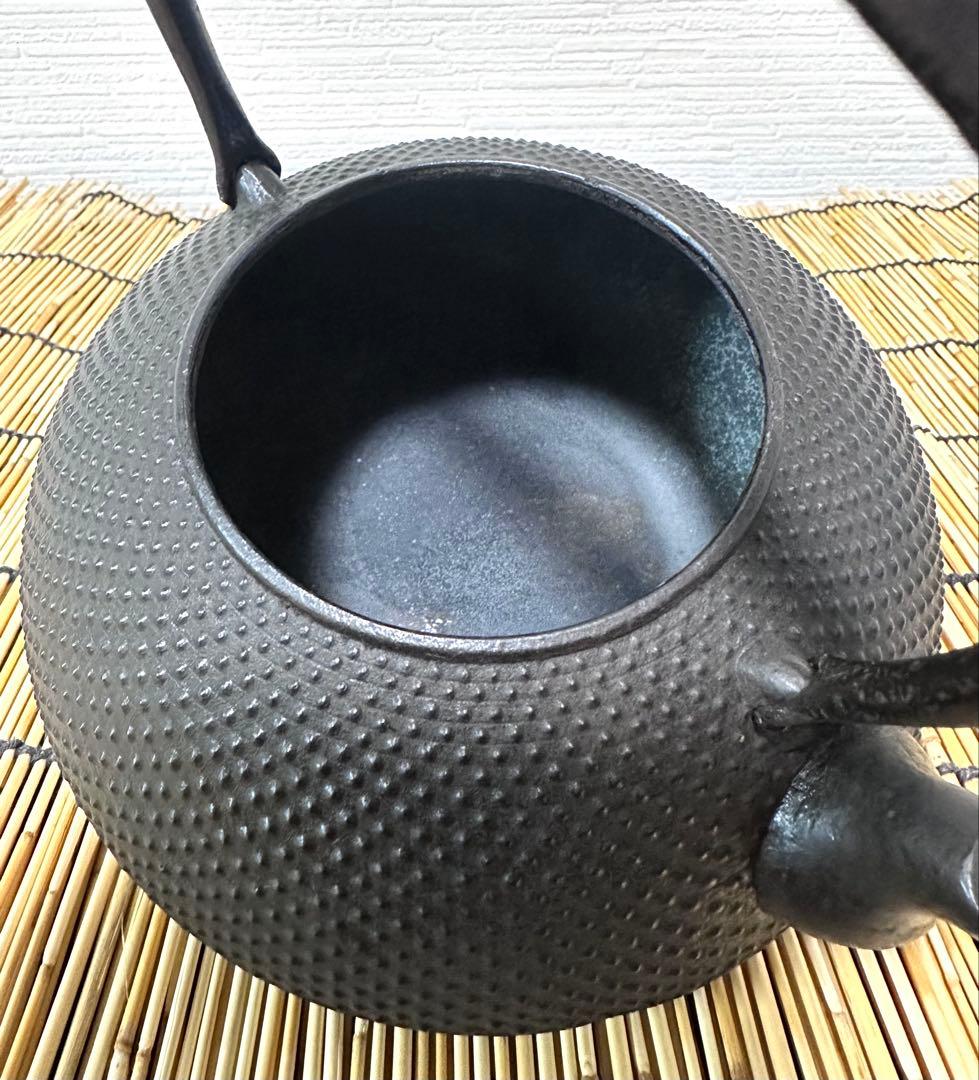 未使用品、供箱付　南部藤枝工房　藤枝 昌行作　１２型アラレ　南部鉄瓶　南部鉄器