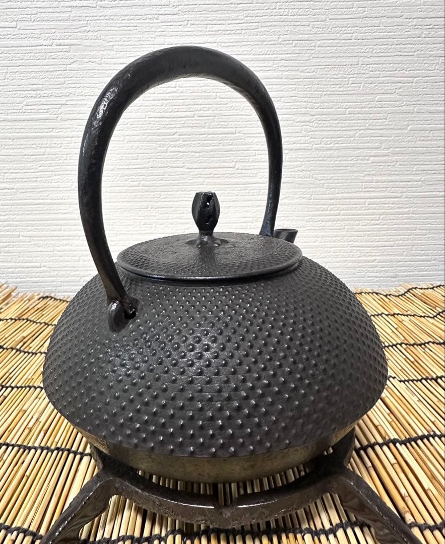 未使用品、供箱付　南部藤枝工房　藤枝 昌行作　１２型アラレ　南部鉄瓶　南部鉄器