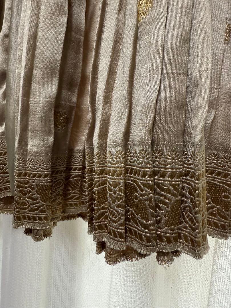 【人気】PRADA プラダ プリーツスカート ベージュ ゴールド刺繍42サイズ