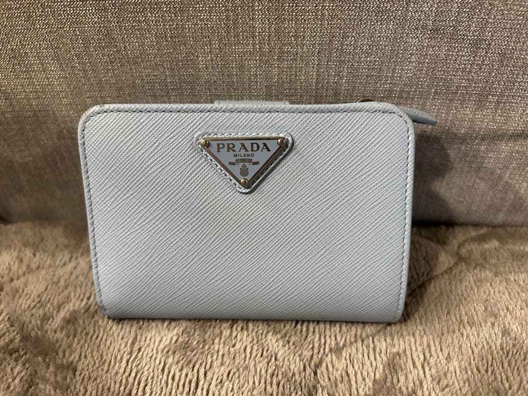 現行 美品　プラダ PRADA 二つ折り財布 サフィアーノレザー 三角ロゴ 水色