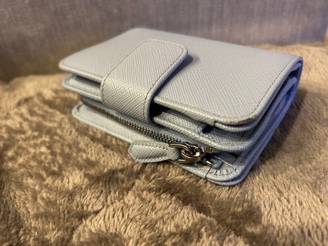 現行 美品　プラダ PRADA 二つ折り財布 サフィアーノレザー 三角ロゴ 水色