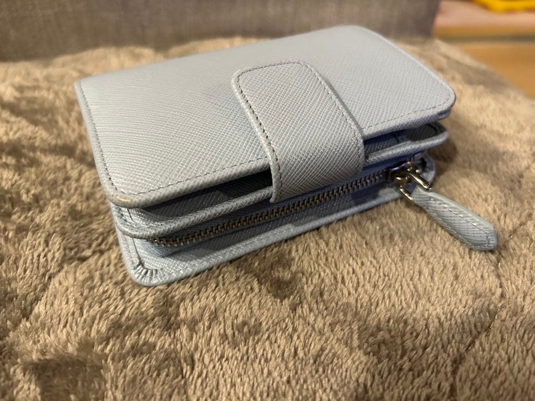 現行 美品　プラダ PRADA 二つ折り財布 サフィアーノレザー 三角ロゴ 水色