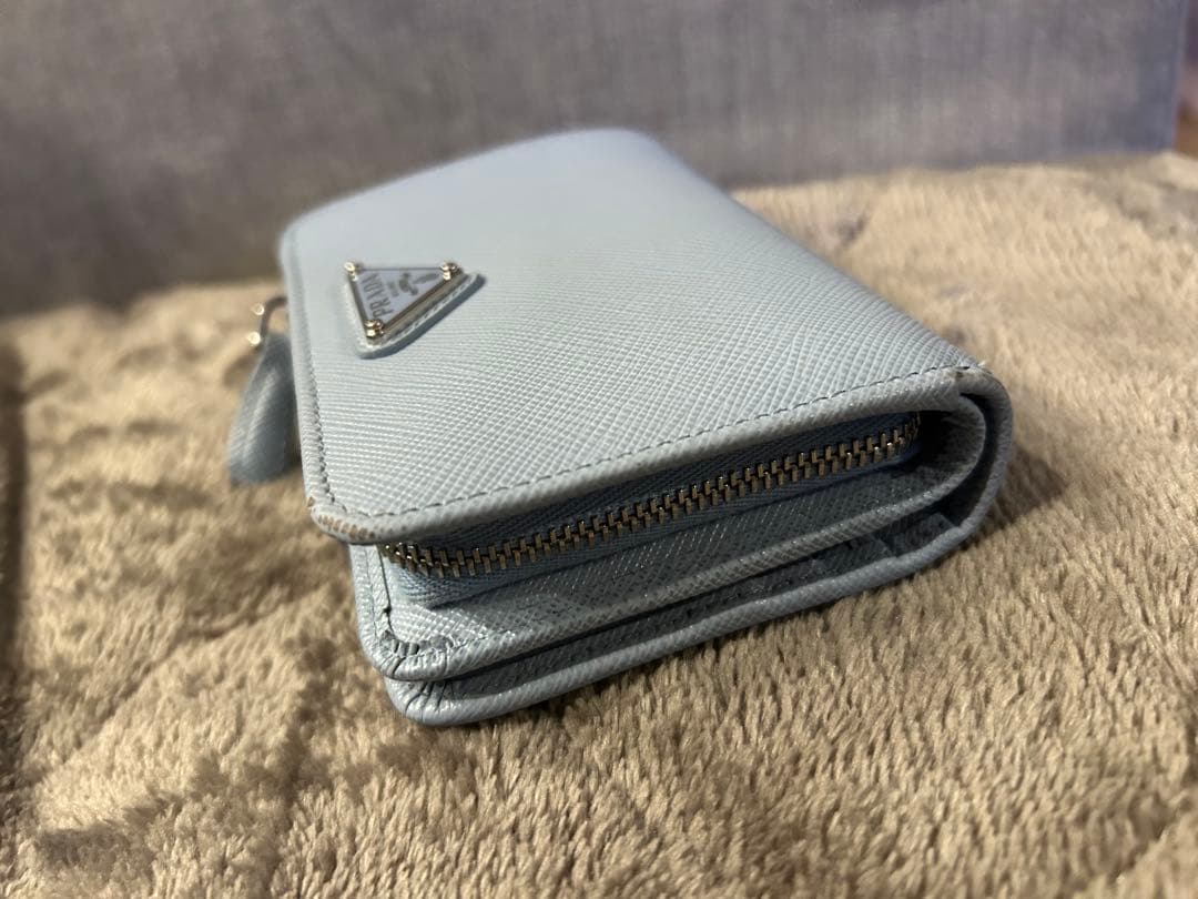 現行 美品　プラダ PRADA 二つ折り財布 サフィアーノレザー 三角ロゴ 水色
