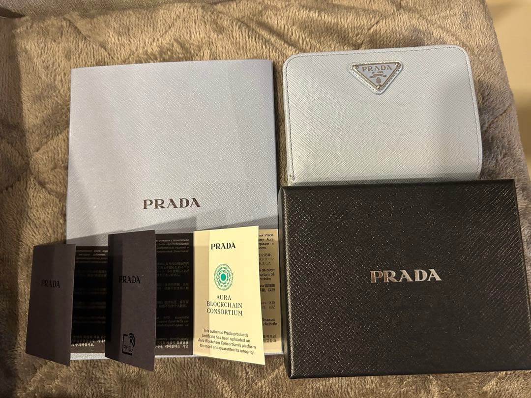 現行 美品　プラダ PRADA 二つ折り財布 サフィアーノレザー 三角ロゴ 水色
