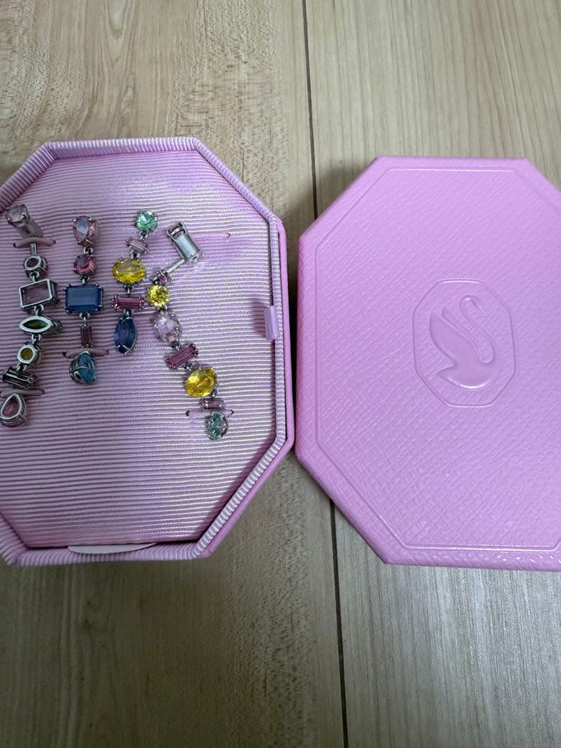 スワロフスキー　マルチカラーピアス