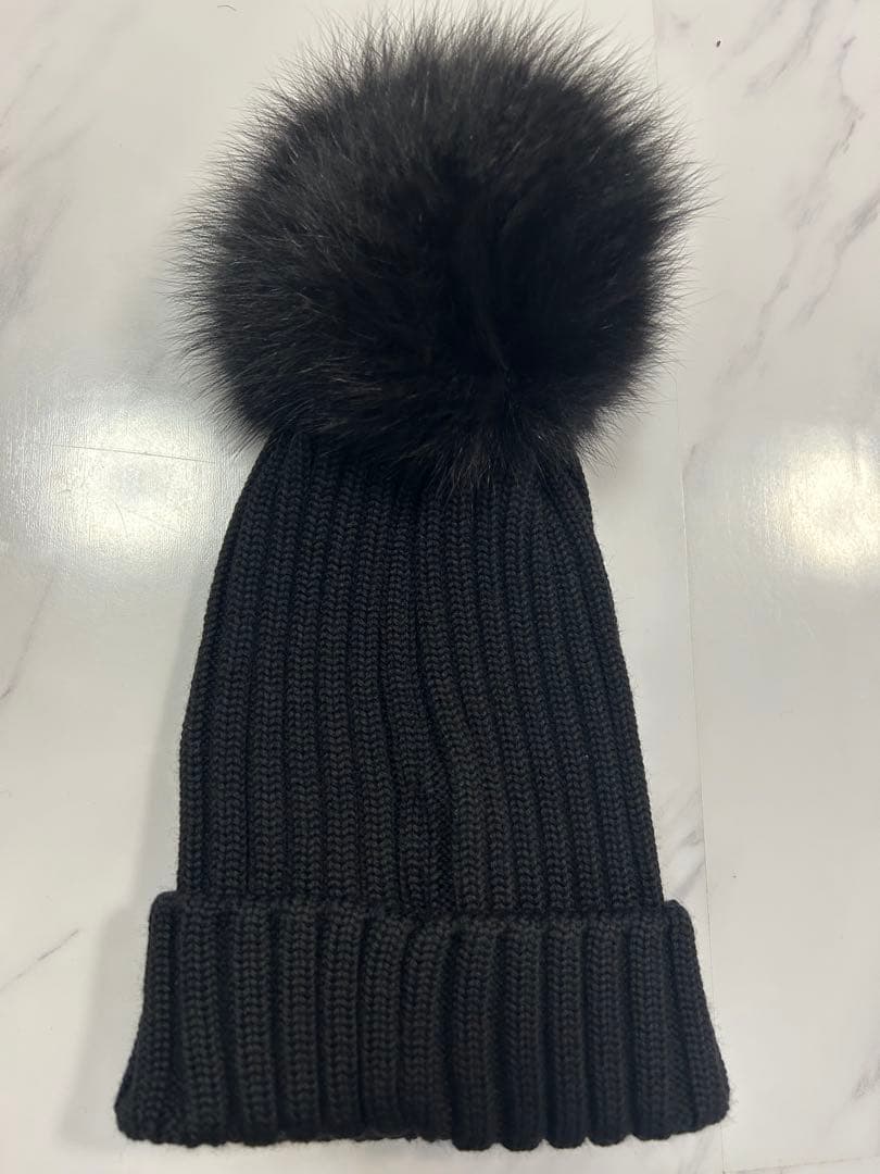 MONCLER ブラックニット帽 ファー付きポンポン(レディース)