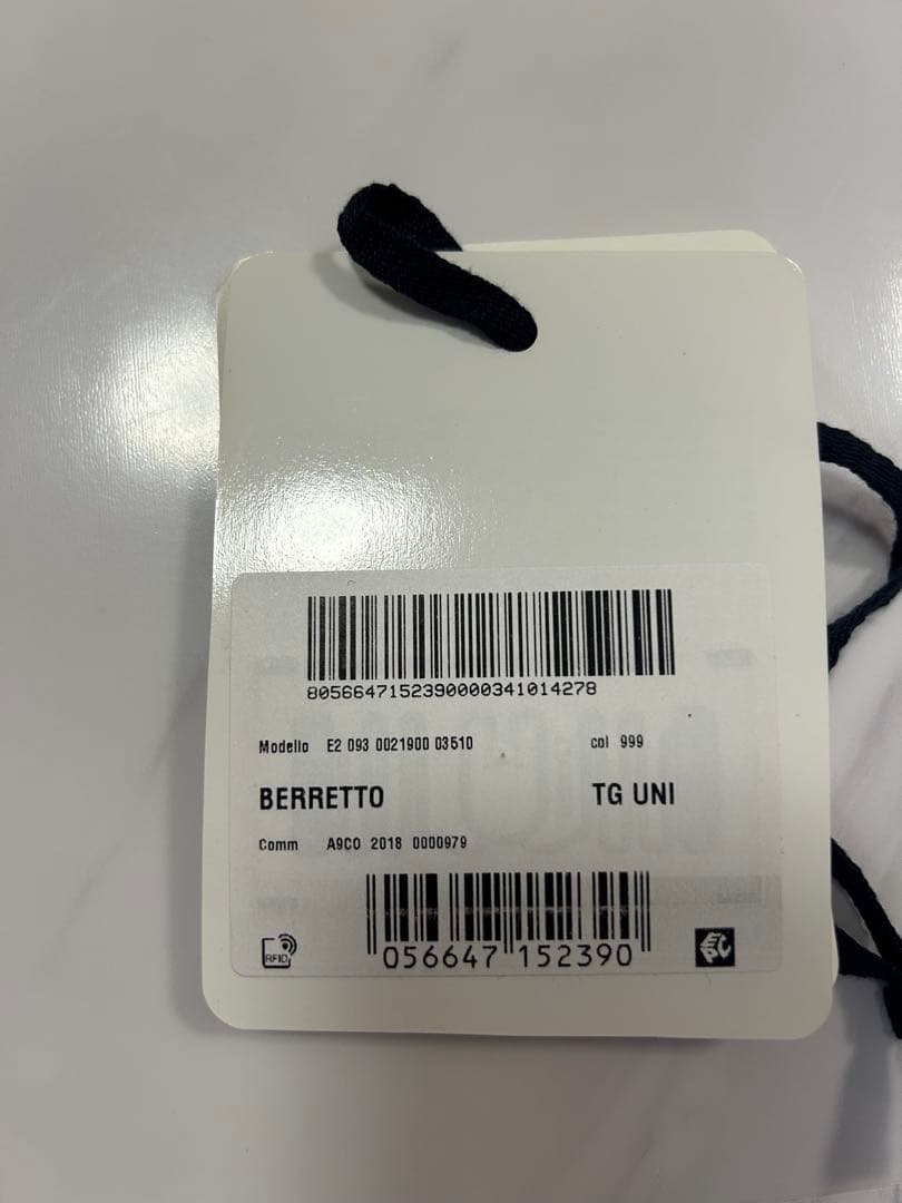 MONCLER ブラックニット帽 ファー付きポンポン(レディース)