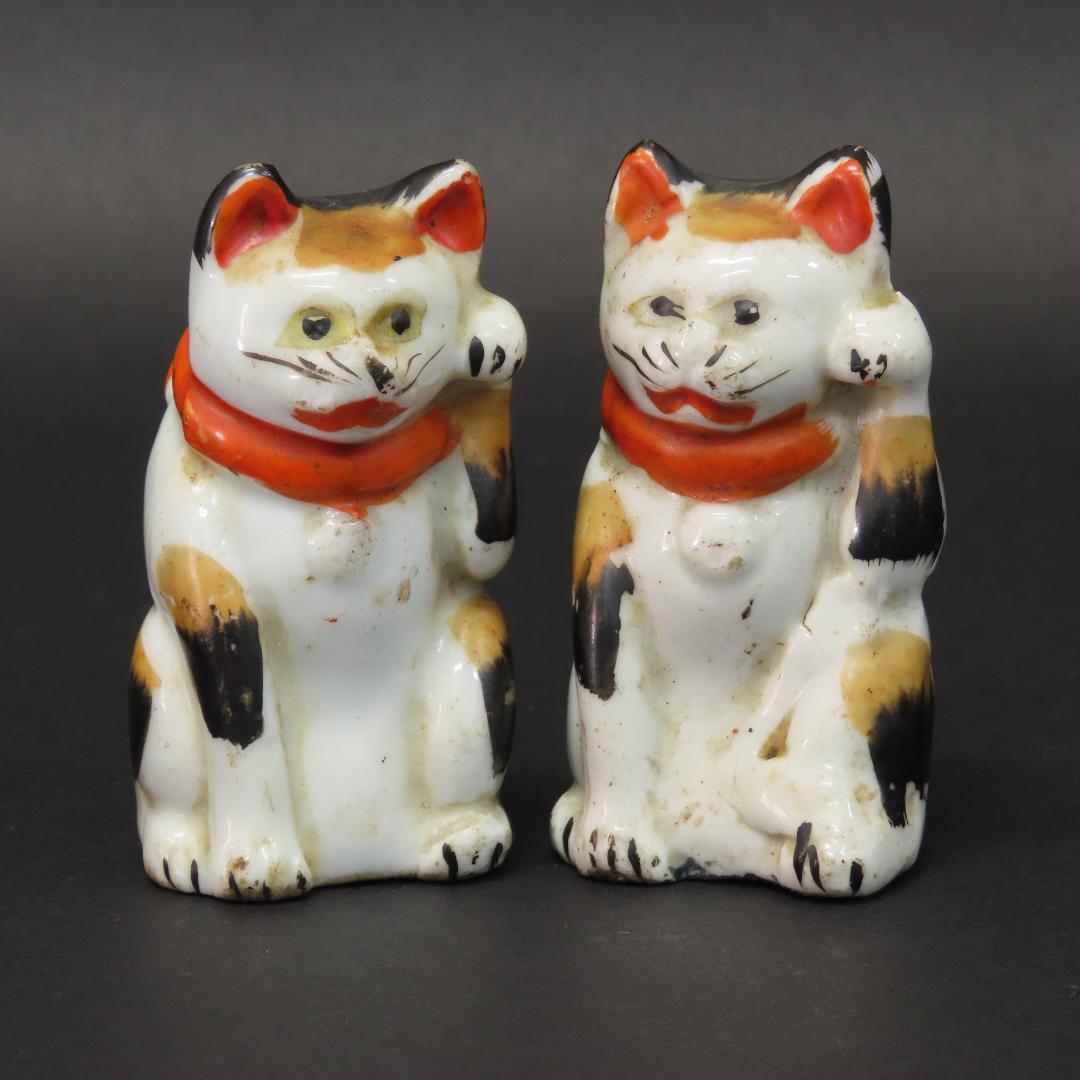 ⭕402 時代物 磁器人形 招き猫2体 高さ7.8cm/福を呼び込むネコ