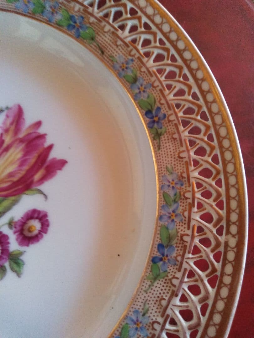 春を呼ぶ可愛い花が描かれたアンティークの飾り皿