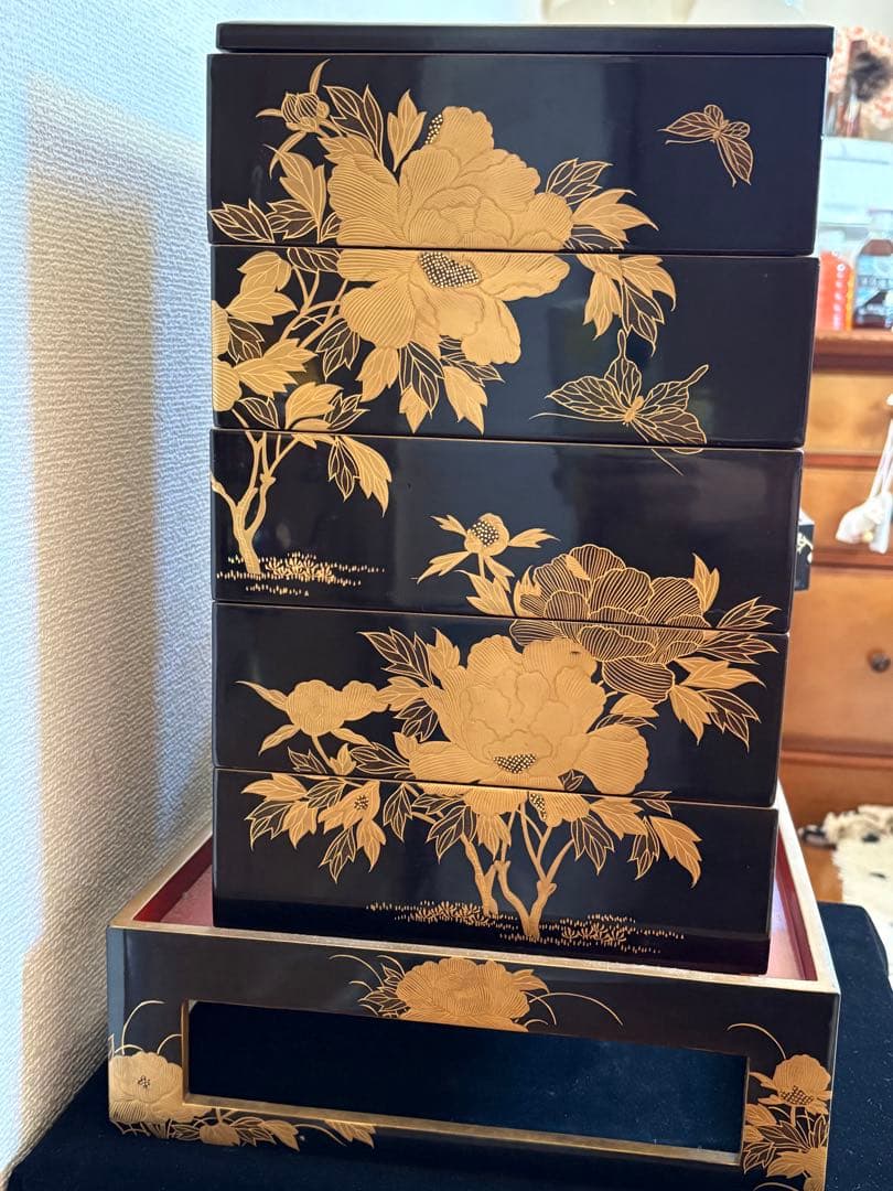 黒塗木地 内朱 時代 花蝶蒔絵 五段重箱 共箱 骨董品 漆器 漆芸 牡丹 揚羽