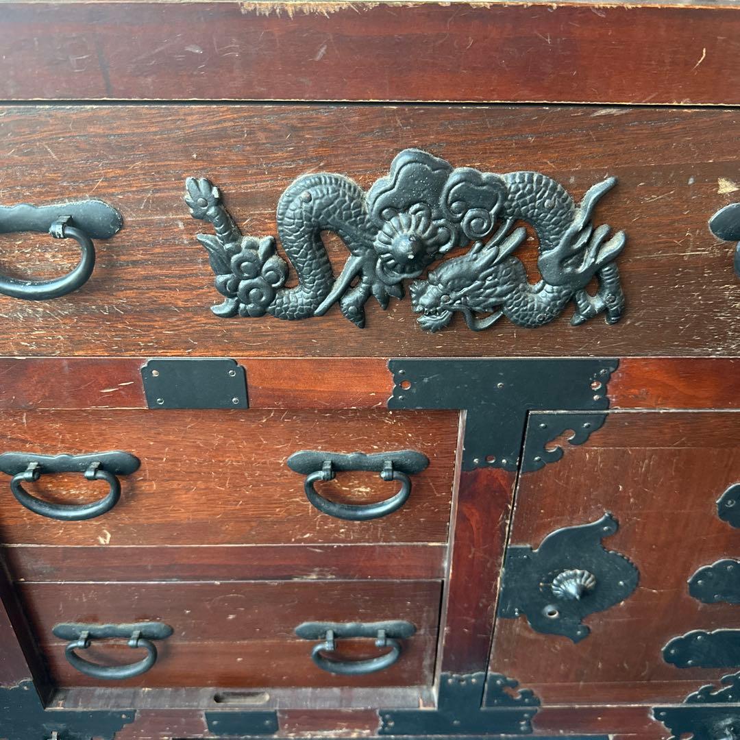 アンティーク木製タンス ドラゴン彫刻付き　車ダンス