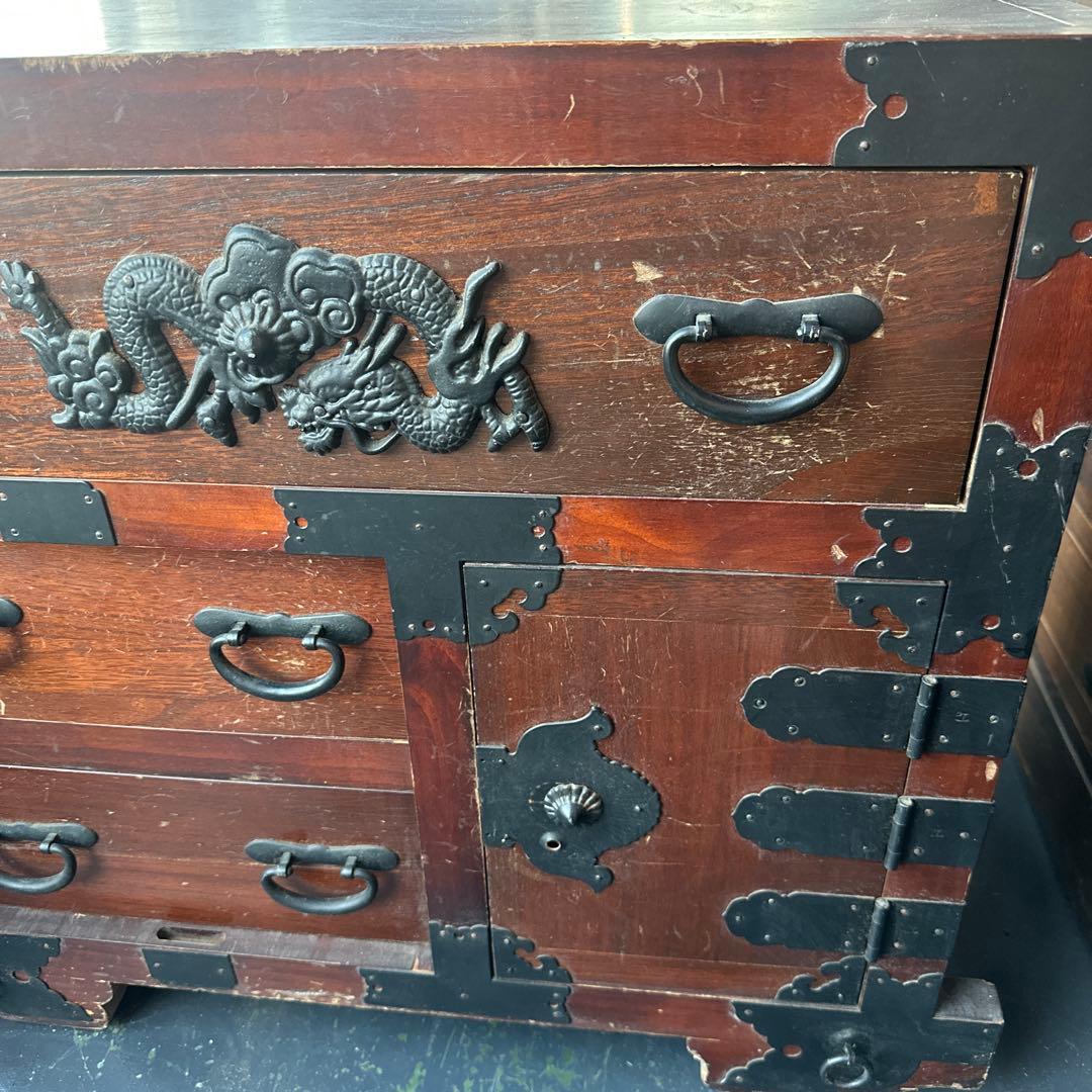 アンティーク木製タンス ドラゴン彫刻付き　車ダンス