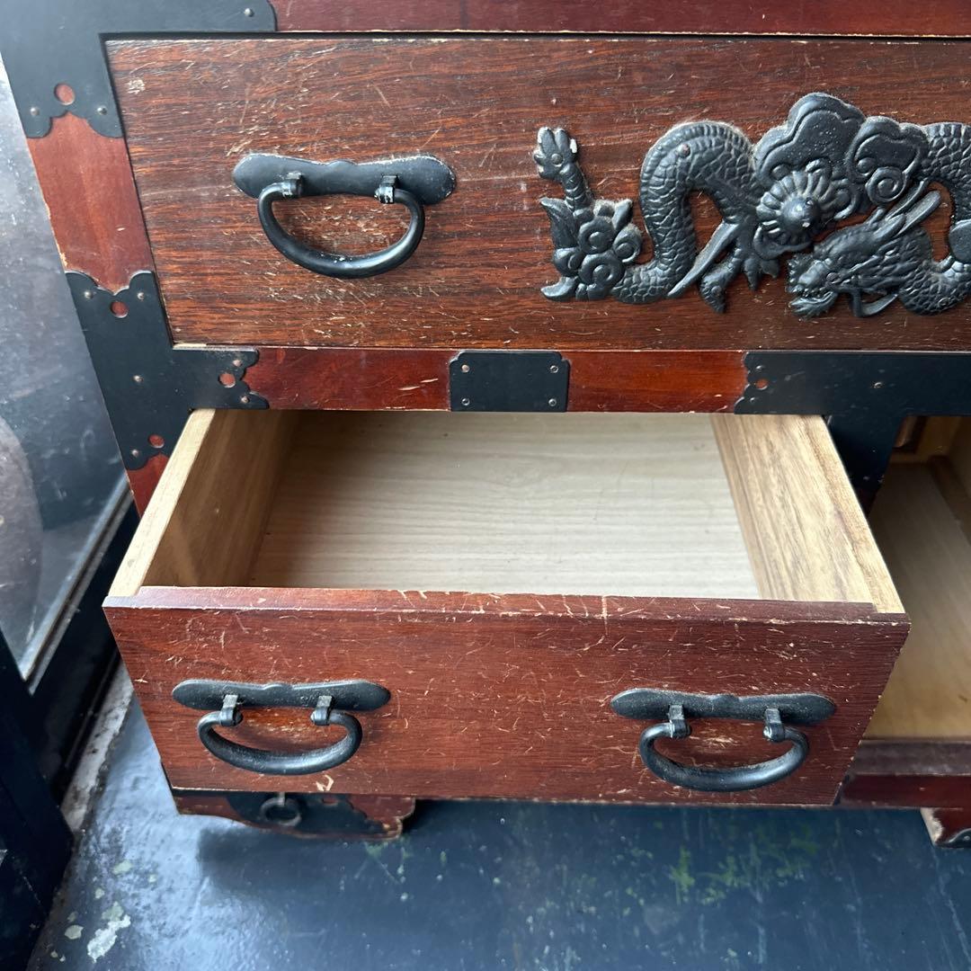 アンティーク木製タンス ドラゴン彫刻付き　車ダンス