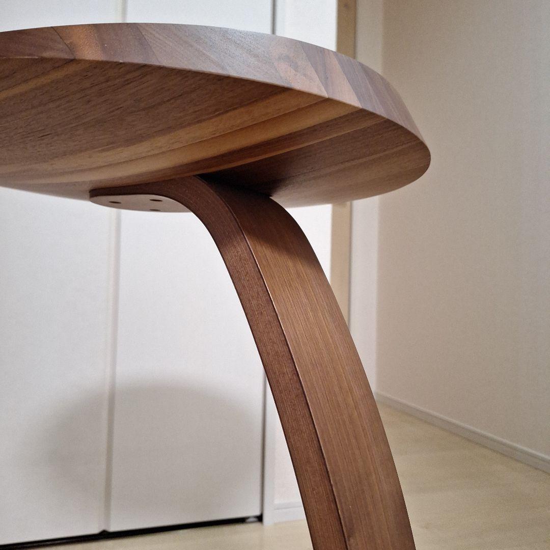 カリモク正規品サイドテーブル天然木ウォールナット材ナチュラル色、天板高さ66㎝、