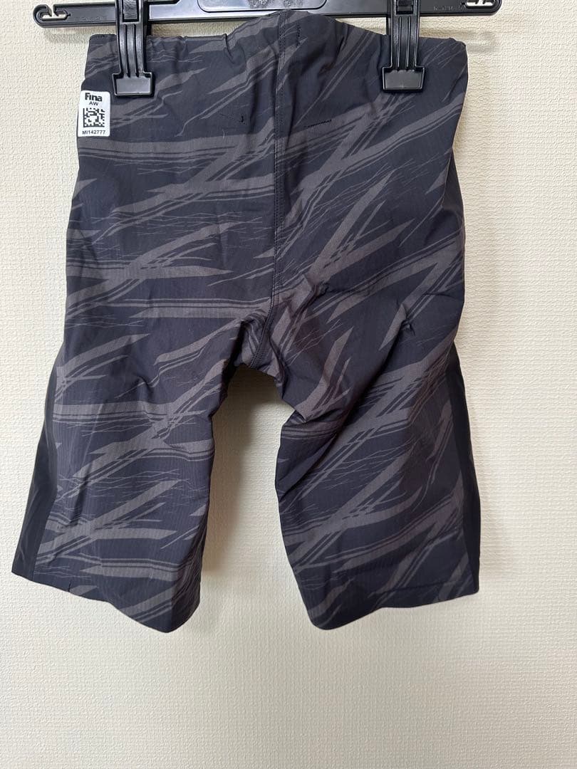 ミズノ／Mizuno 競泳水着 黒 ストライプ模様