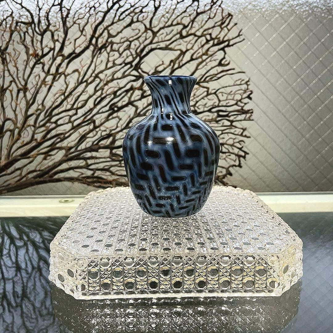 骨董　時代ガラス　乳白色暈し　希少　籠目紋　臙脂色ガラス　小壷　花器