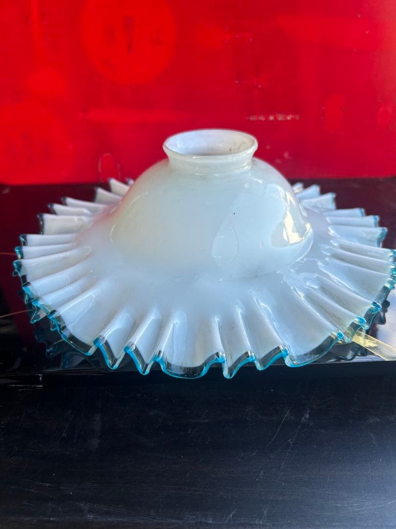 古い電笠乳白いフリルデザインのガラス製装飾品