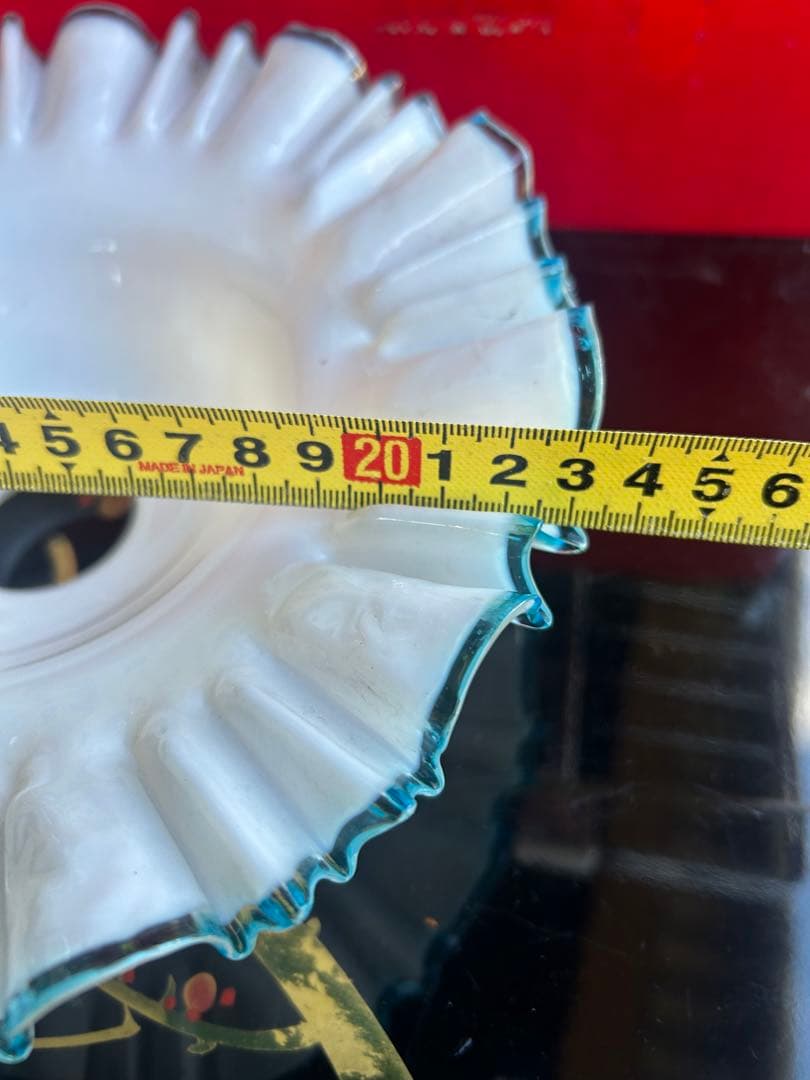 古い電笠乳白いフリルデザインのガラス製装飾品