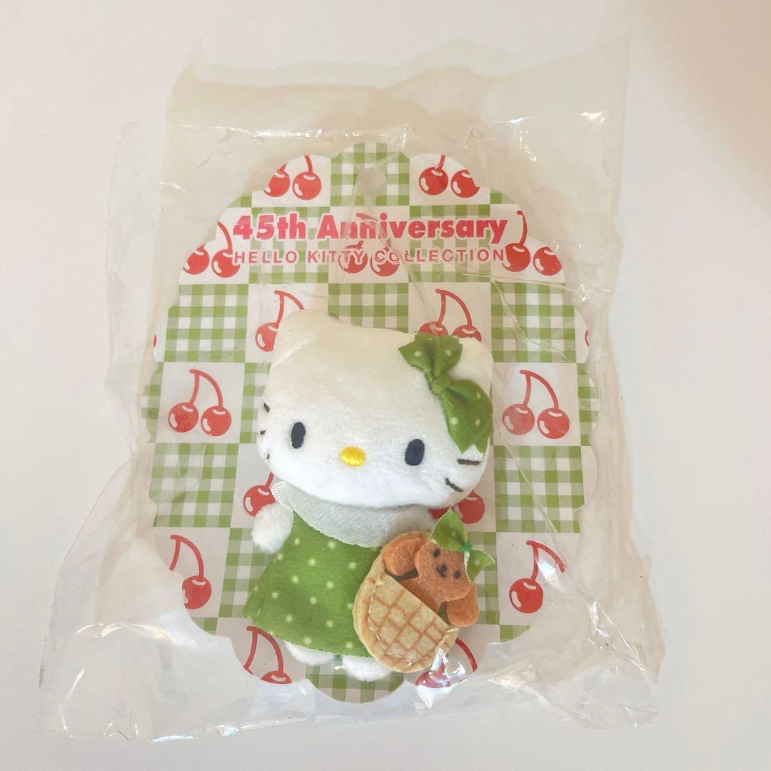 ハローキティ 45周年記念 ミニブローチ 4個セット