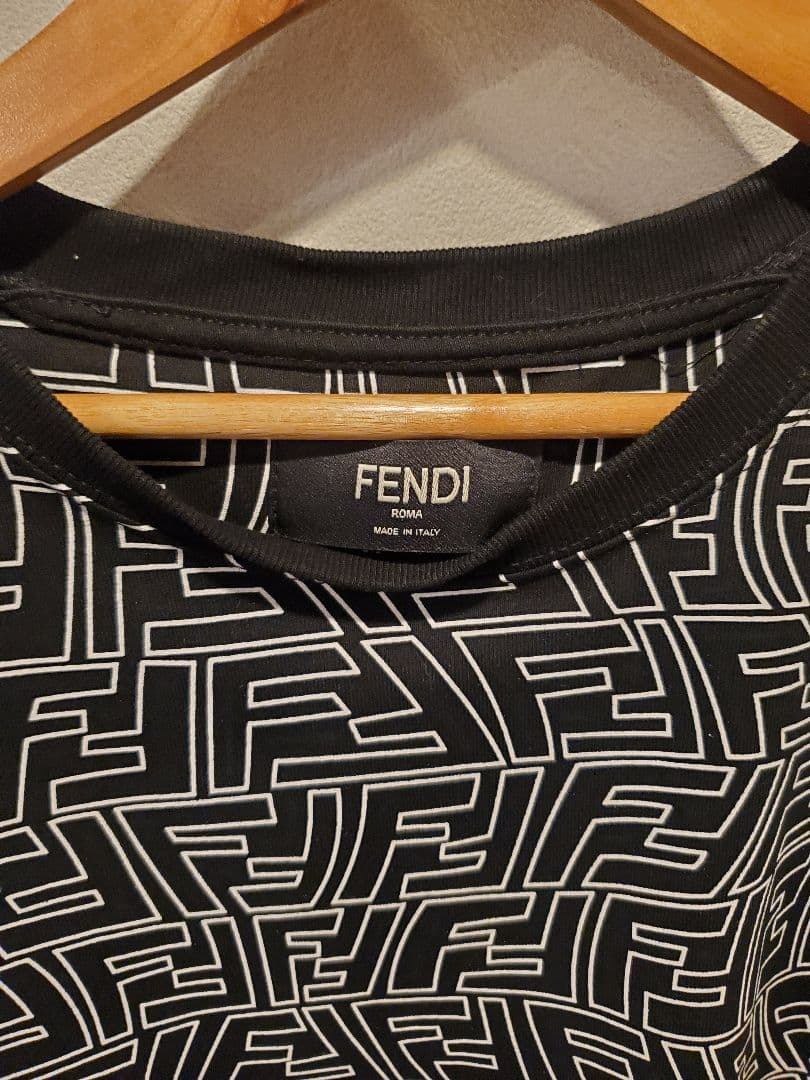 FENDI ロゴパターンTシャツ サイズM イタリア製　☆人気、早い者勝ち！☆