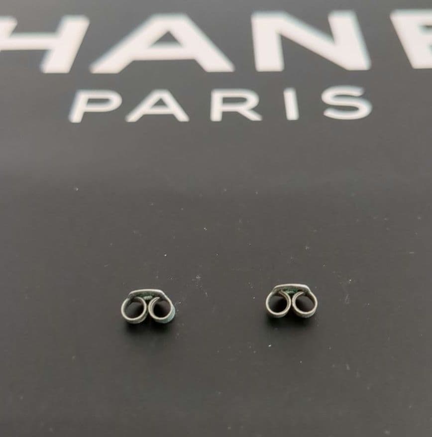 CHANEL シルバー色　 ロゴ　ピアス