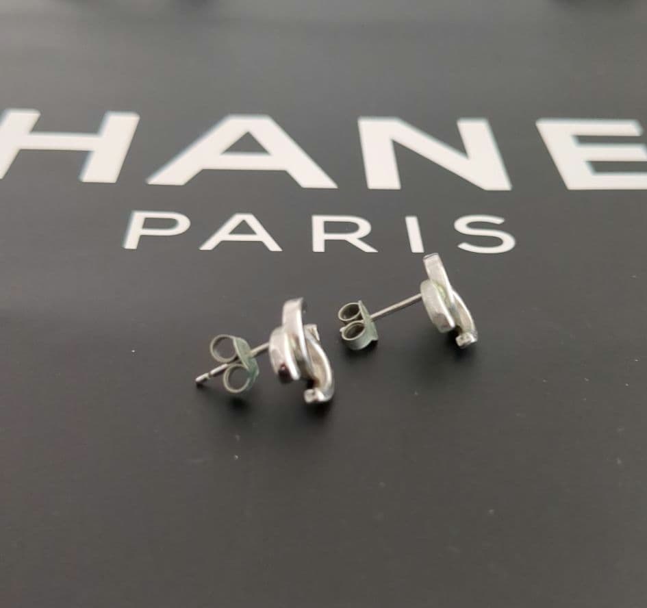 CHANEL シルバー色　 ロゴ　ピアス