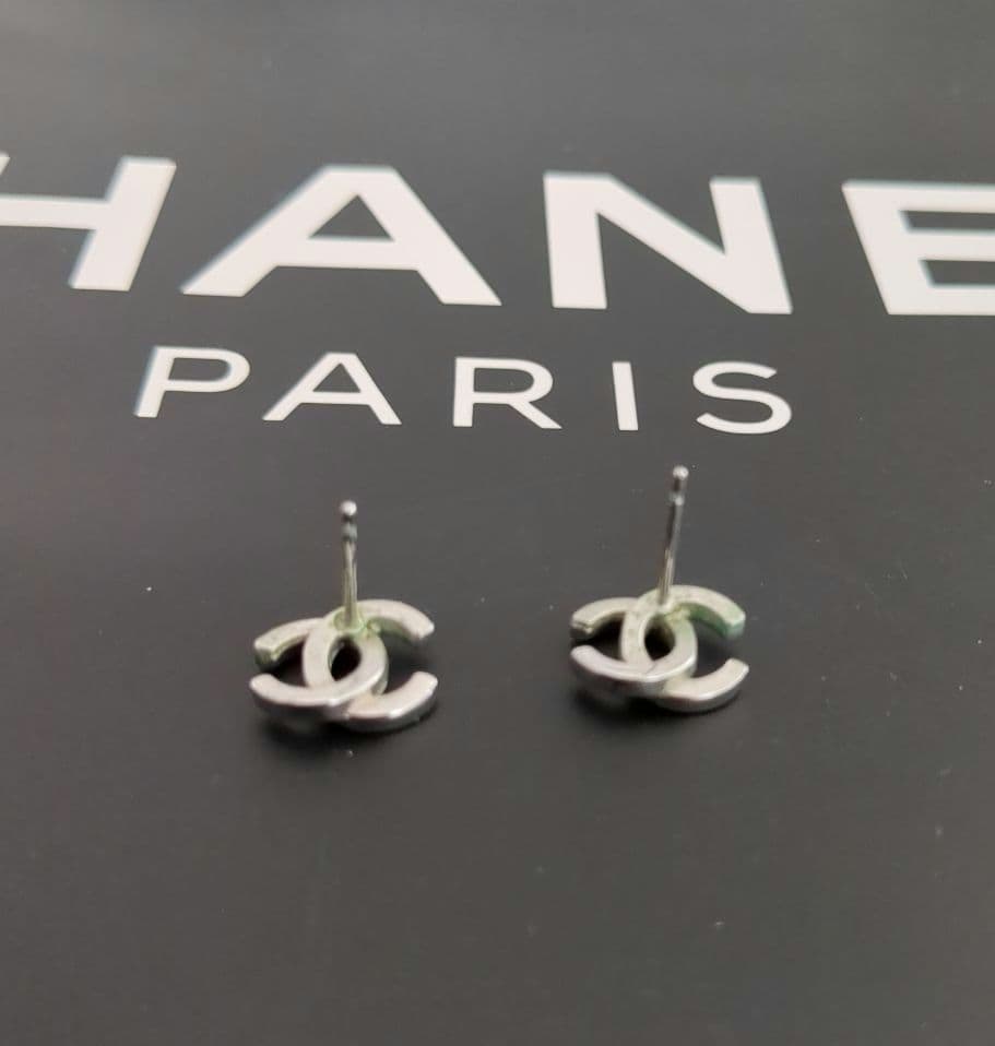 CHANEL シルバー色　 ロゴ　ピアス