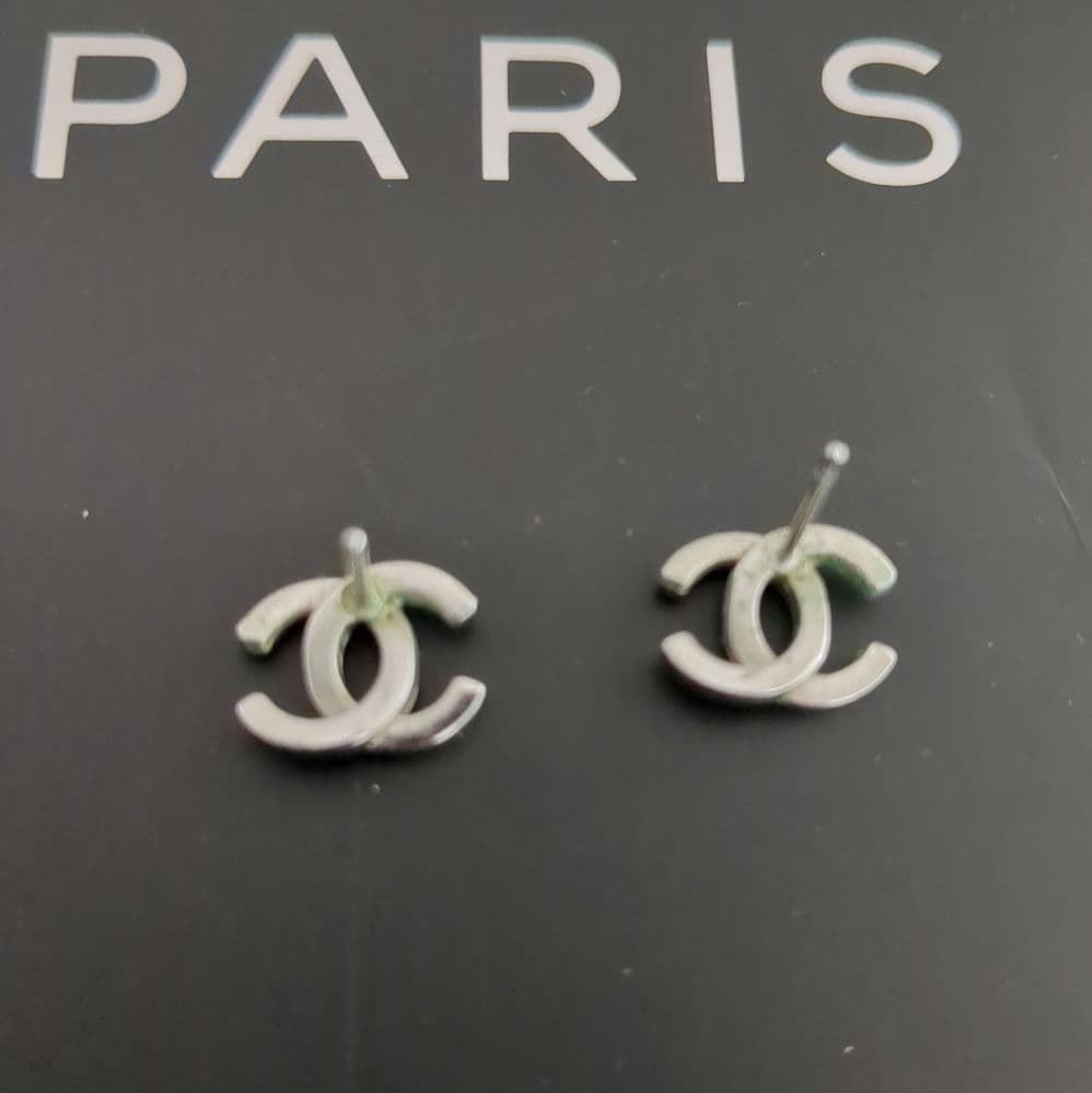 CHANEL シルバー色　 ロゴ　ピアス