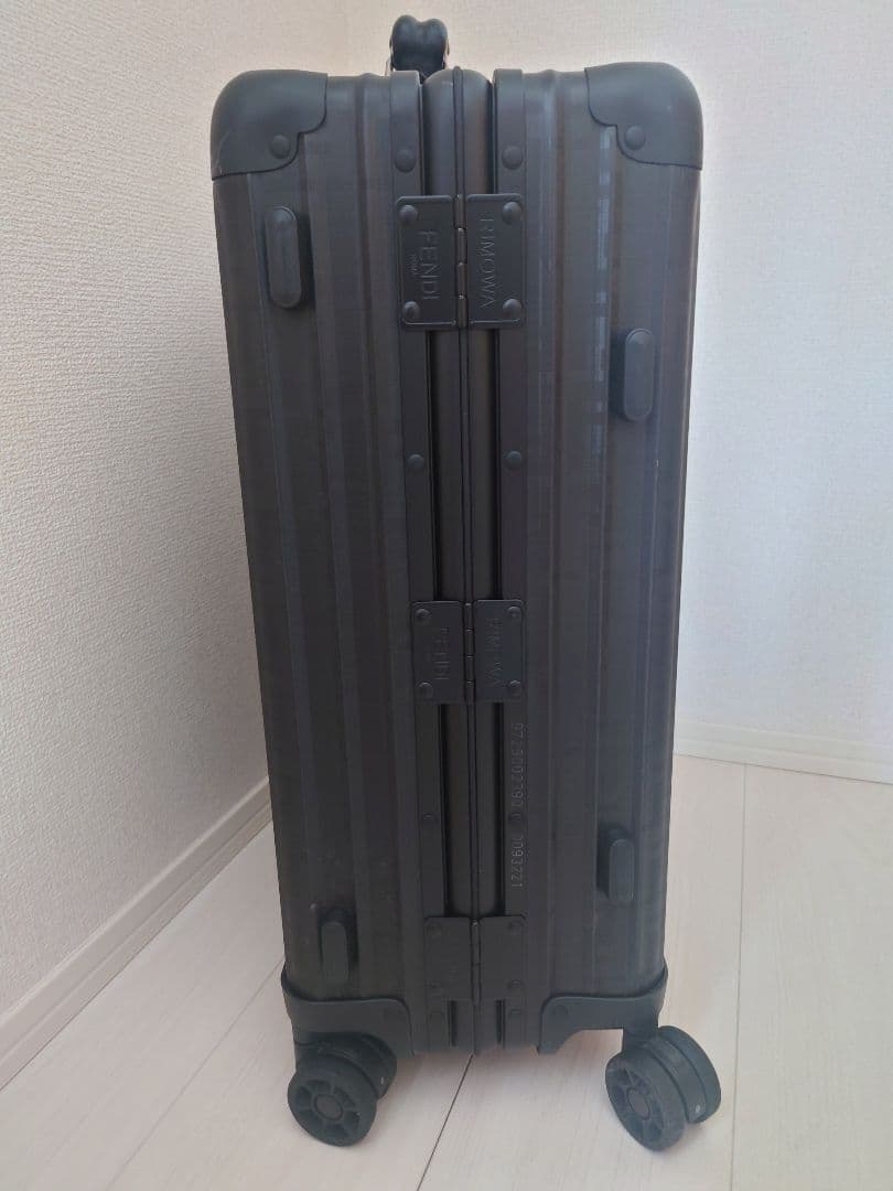 RIMOWA x FENDI ブラックキャリーケース