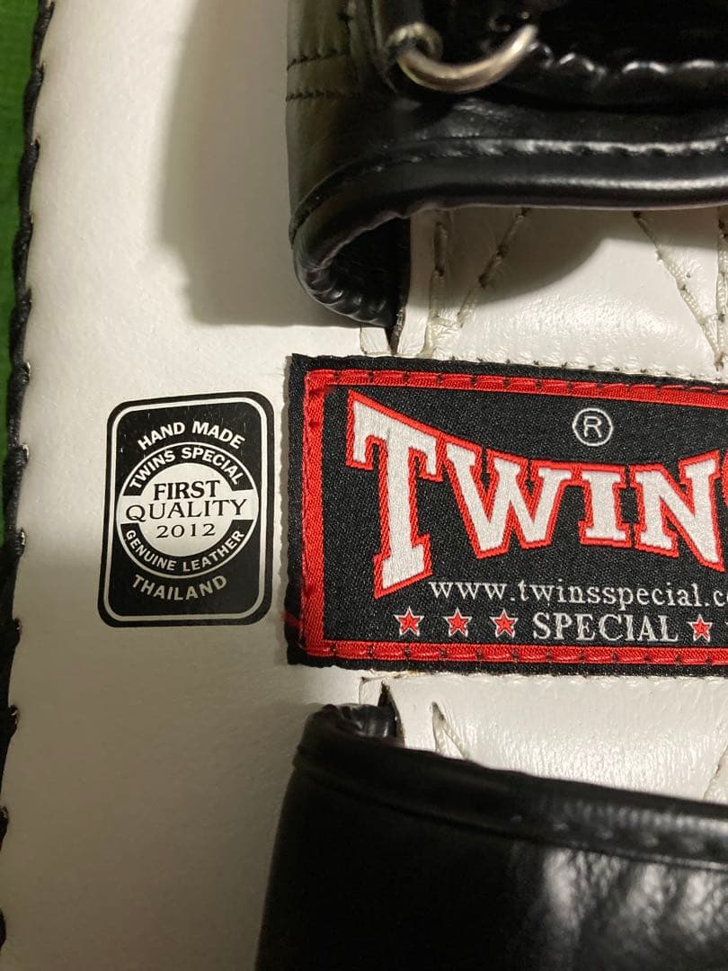 最終価格TWINS SPECIAL 、タイバトルボクシング本革キックミット