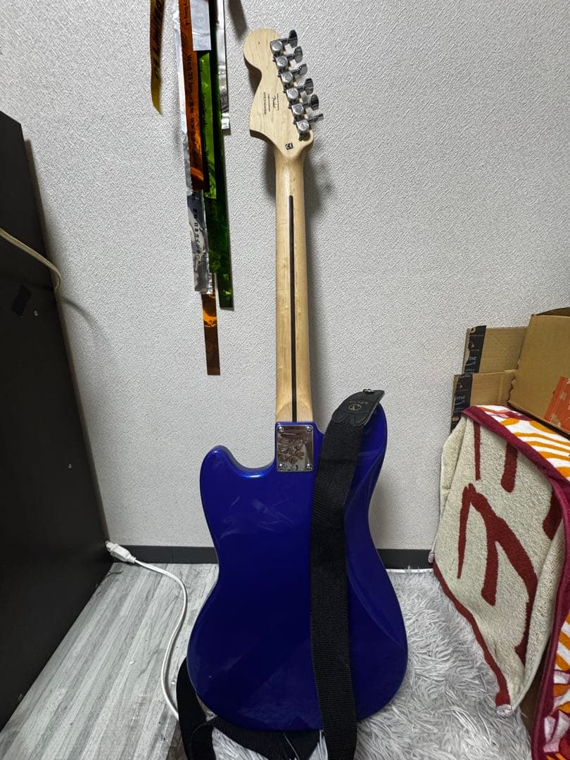 SQUIER 青いエレキギター シングルコイル搭載