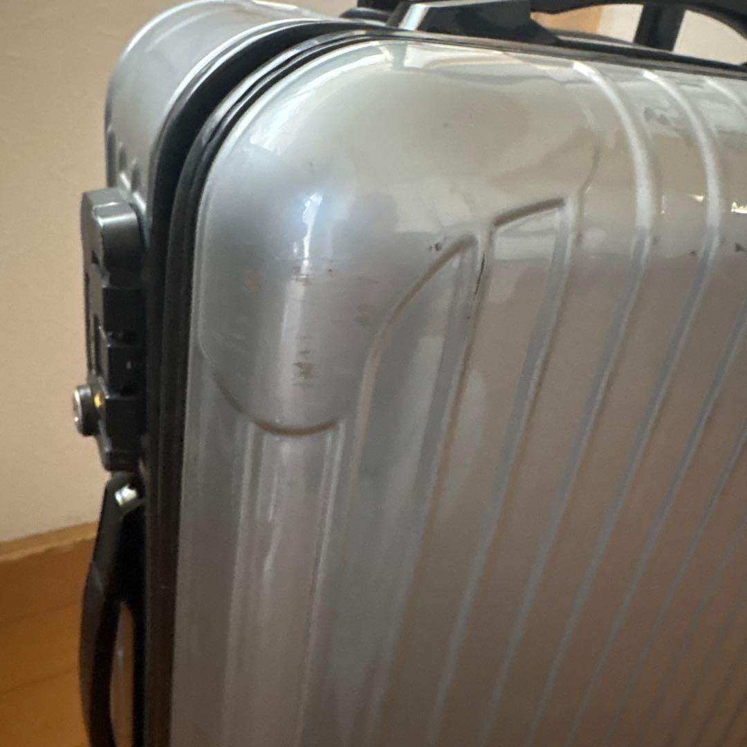 シルバー のキャリーケース