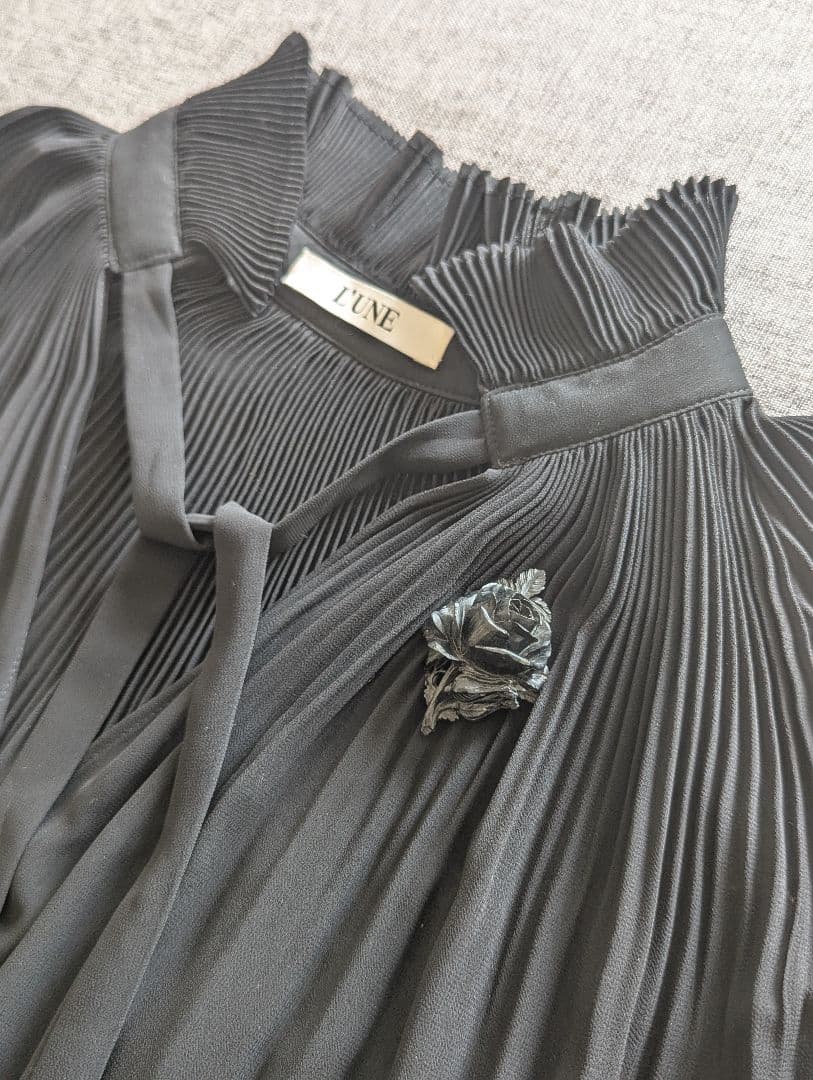 アキオモリ・デザイン薔薇ブローチ