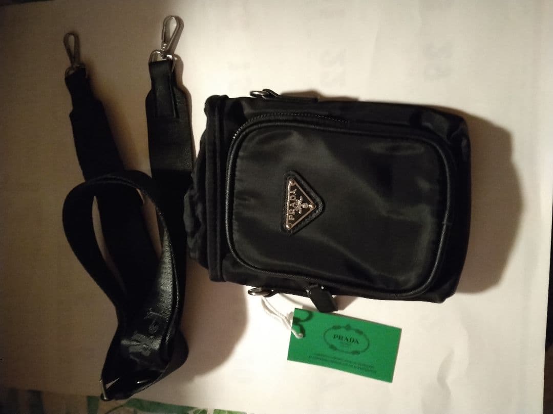 ＣＯＣＯです、プラダノベルティスマホショルダー新品未使用タグ付き、