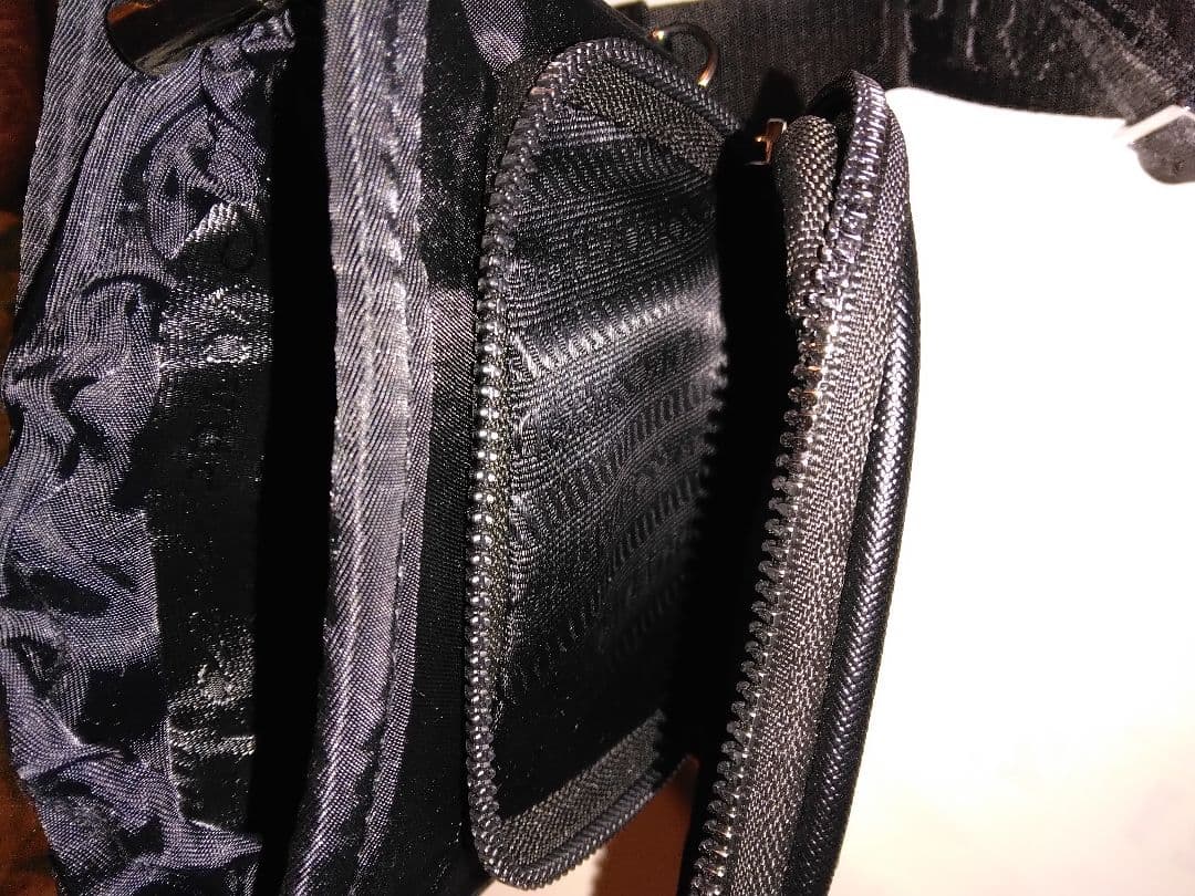 ＣＯＣＯです、プラダノベルティスマホショルダー新品未使用タグ付き、