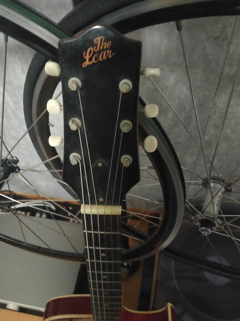 The LOAR LH302t チェリーサンバースト フルアコ