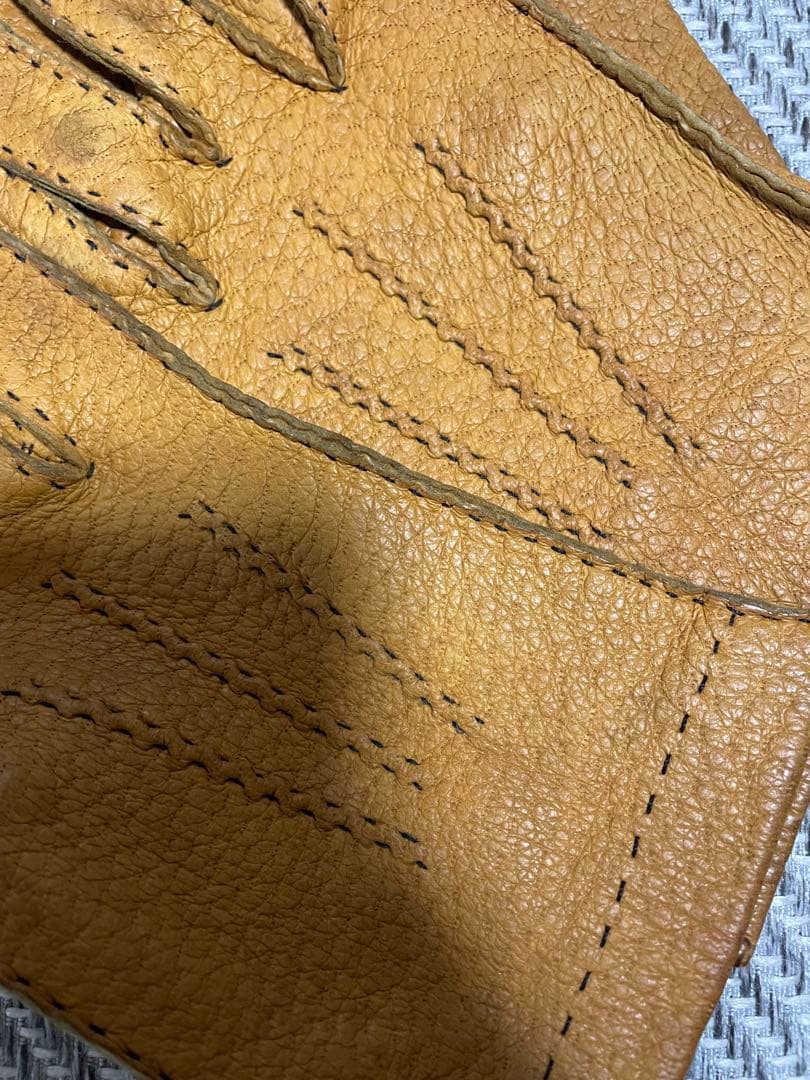 デンツの手縫ペッカリーグローブ。