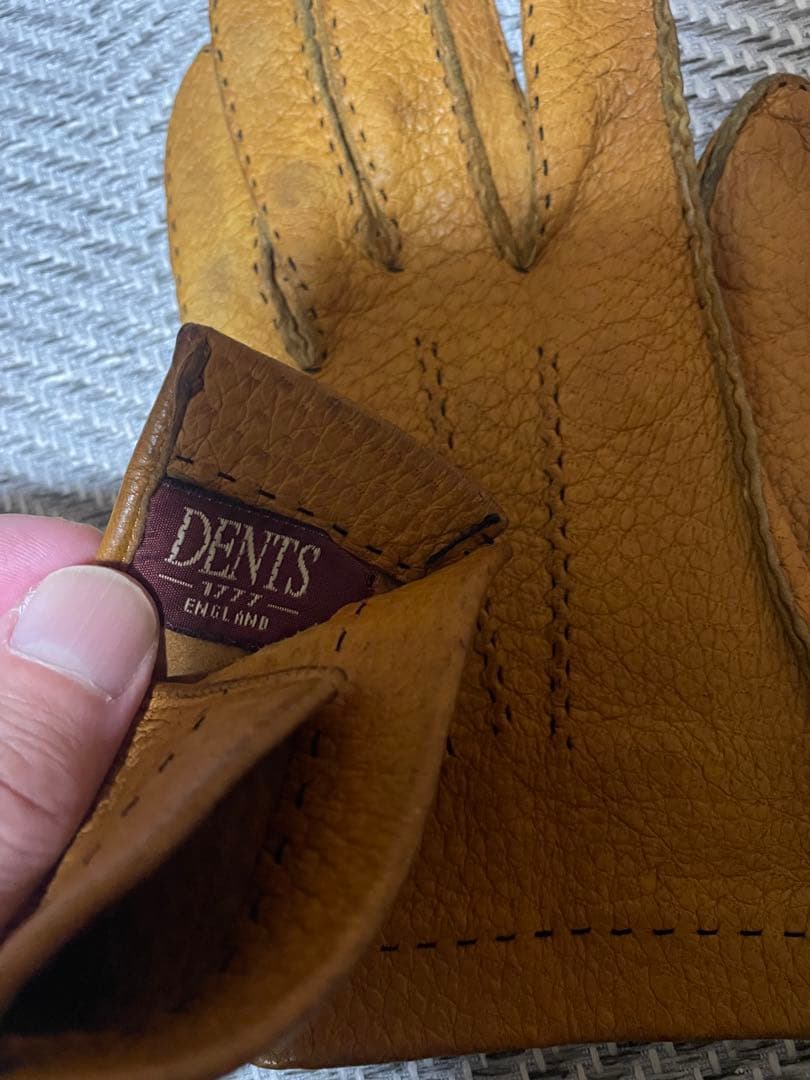 デンツの手縫ペッカリーグローブ。