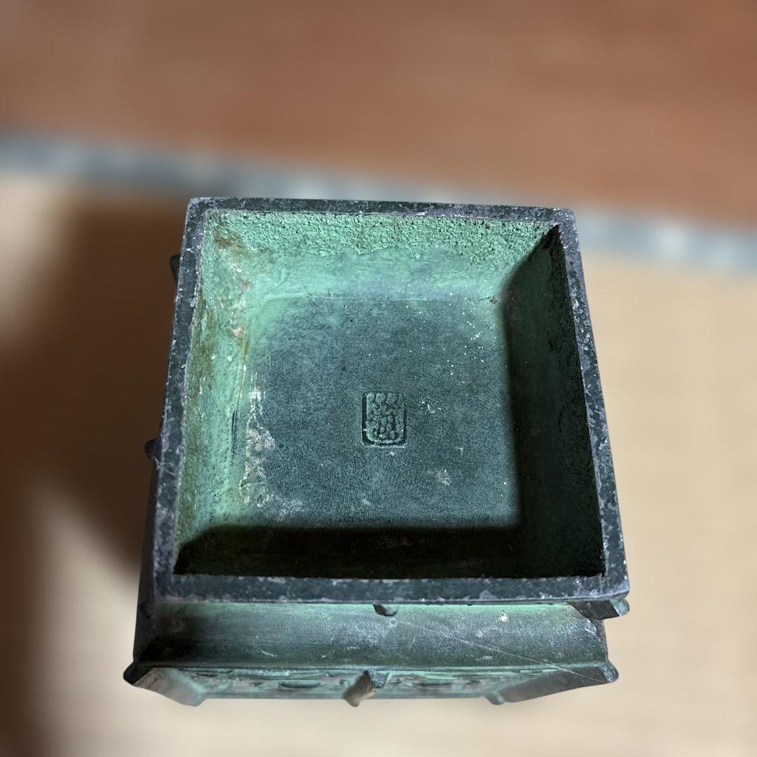 装飾的な金属製四角花瓶