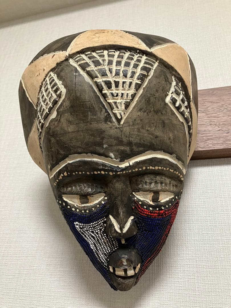 アフリカ 木製マスク ビーズ装飾